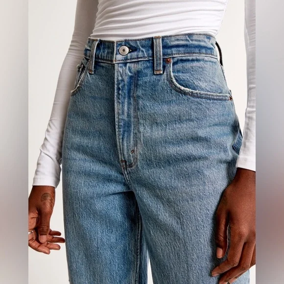 Abercrombie & Fitch Ultra High Rise 90s Straight Jeans – Medium Wash (31 / 12X) - Picture 5 of 10